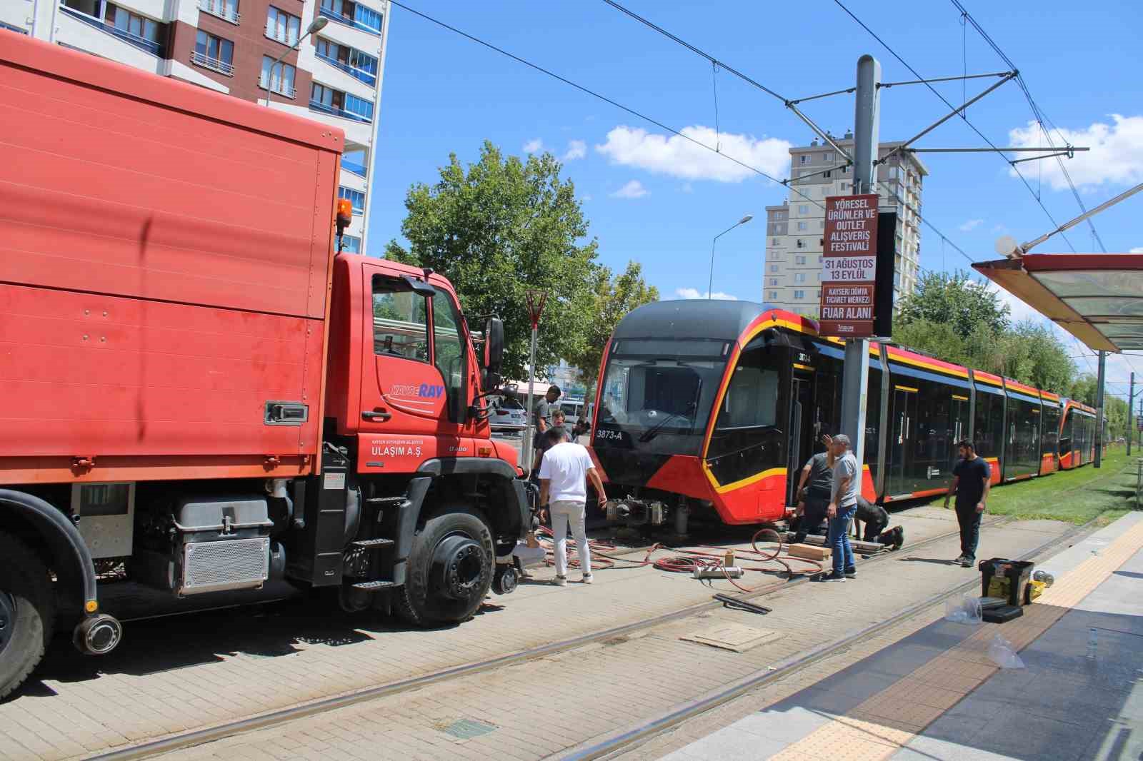 Tramvayın çarptığı kadın genç kadın ağır yaralandı