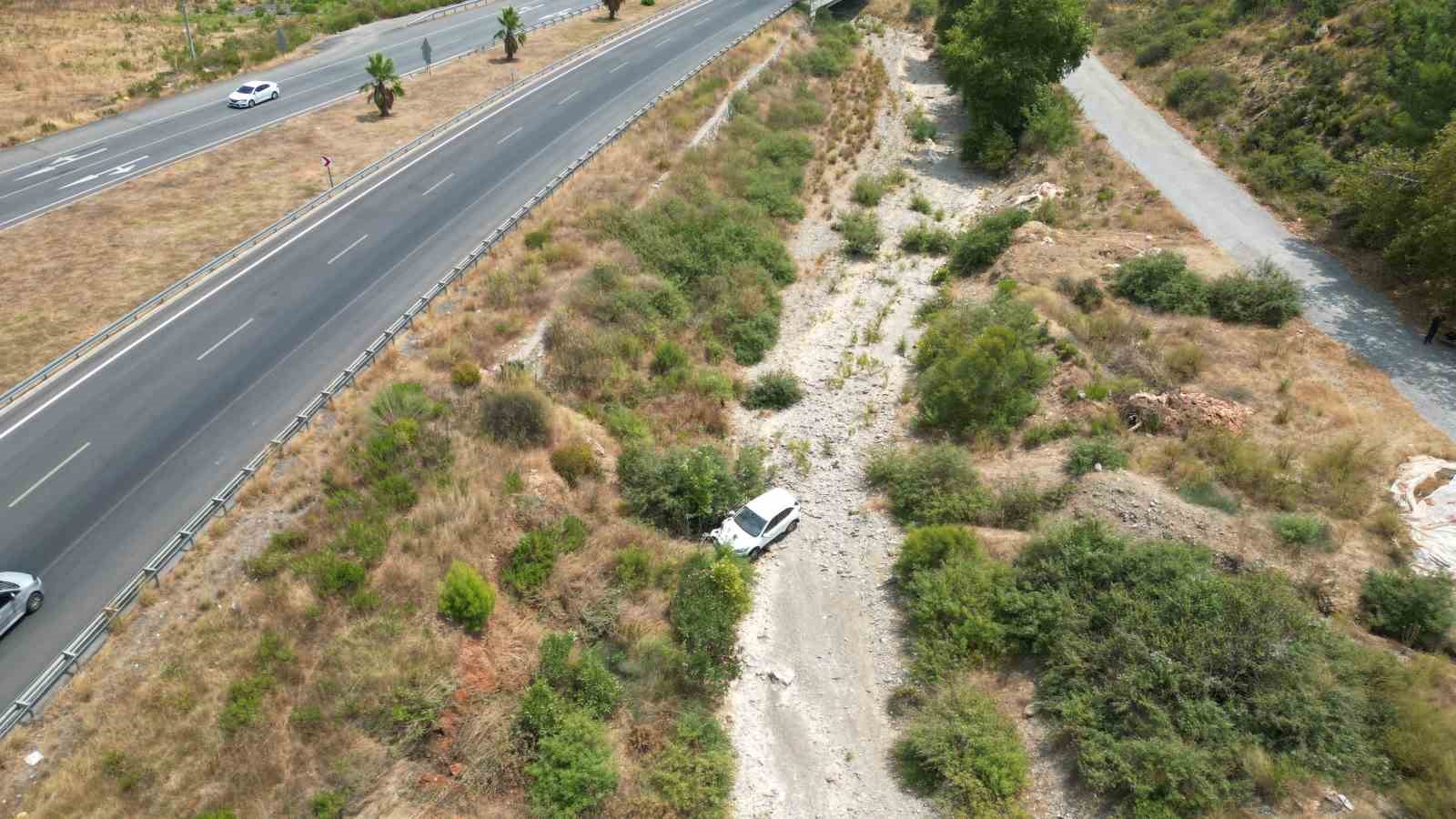 Antalya’da otomobil dereye uçtu: 1 yaralı