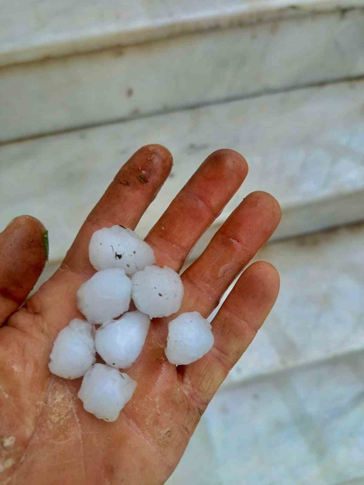 Afyonkarahisar&rsquo;da sağanak ve dolu yağışı etkili oldu