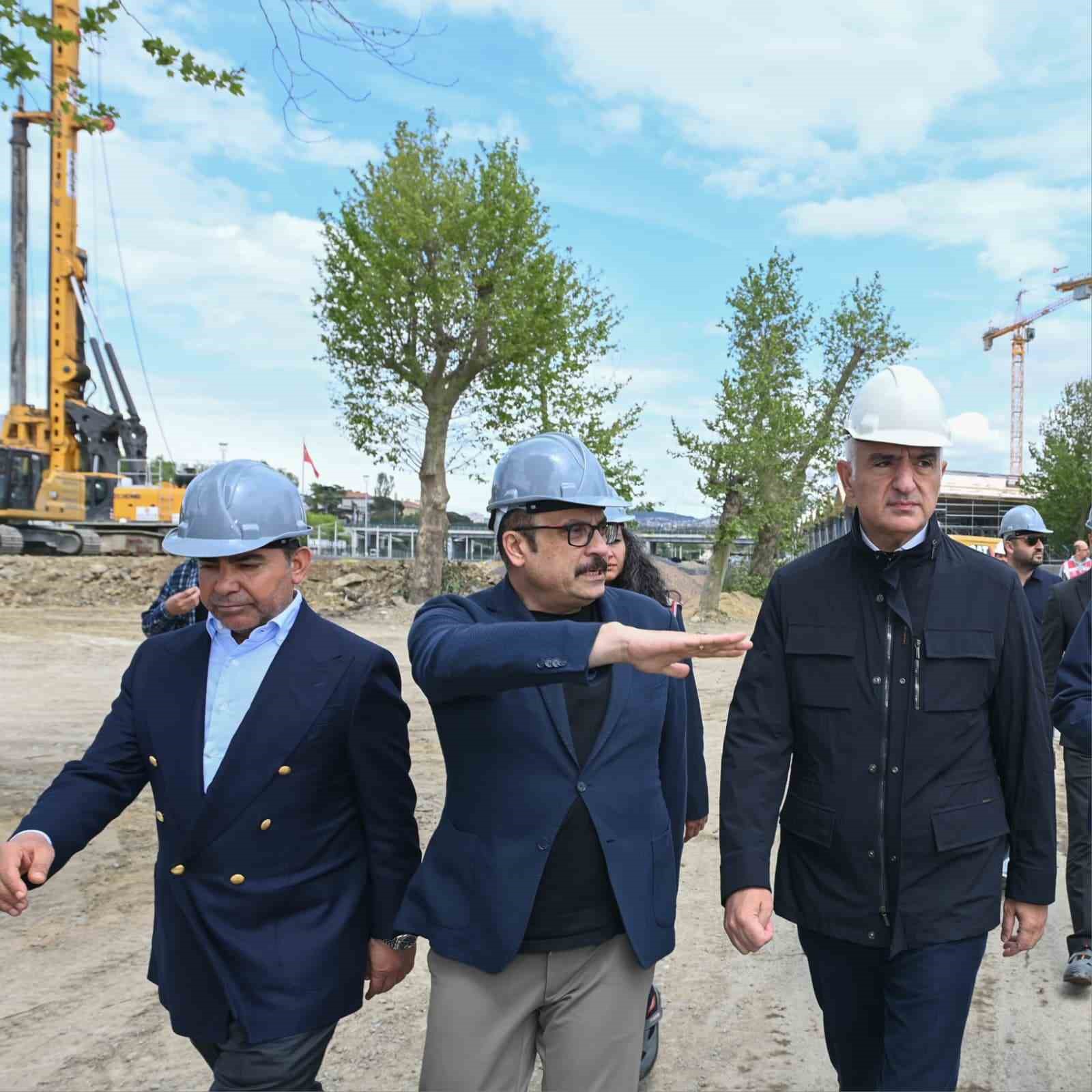 Bakan Ersoy: "Haydarpaşa, yıllar sonra yeniden tarihi silüetteki yerini almaya başladı"