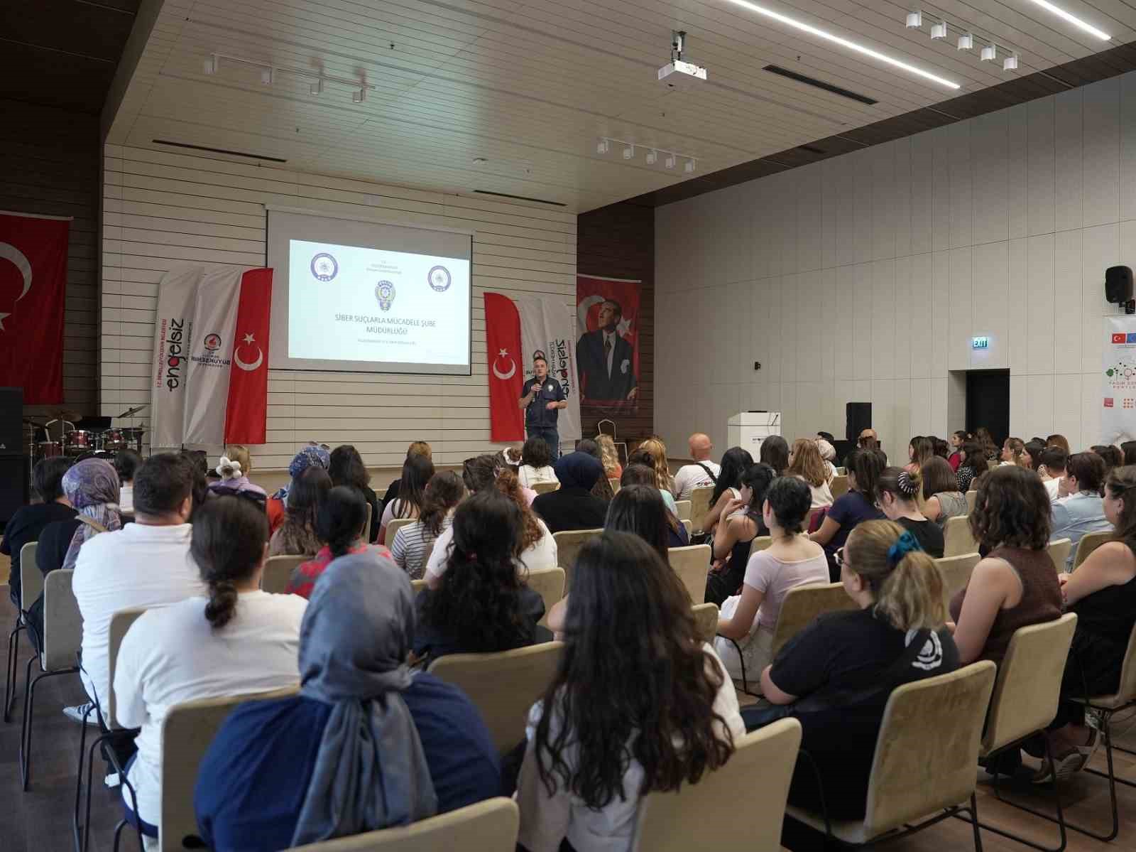 Denizli Büyükşehir personeli, bağımlılık ve siber suçlarla mücadele eğitimi aldı