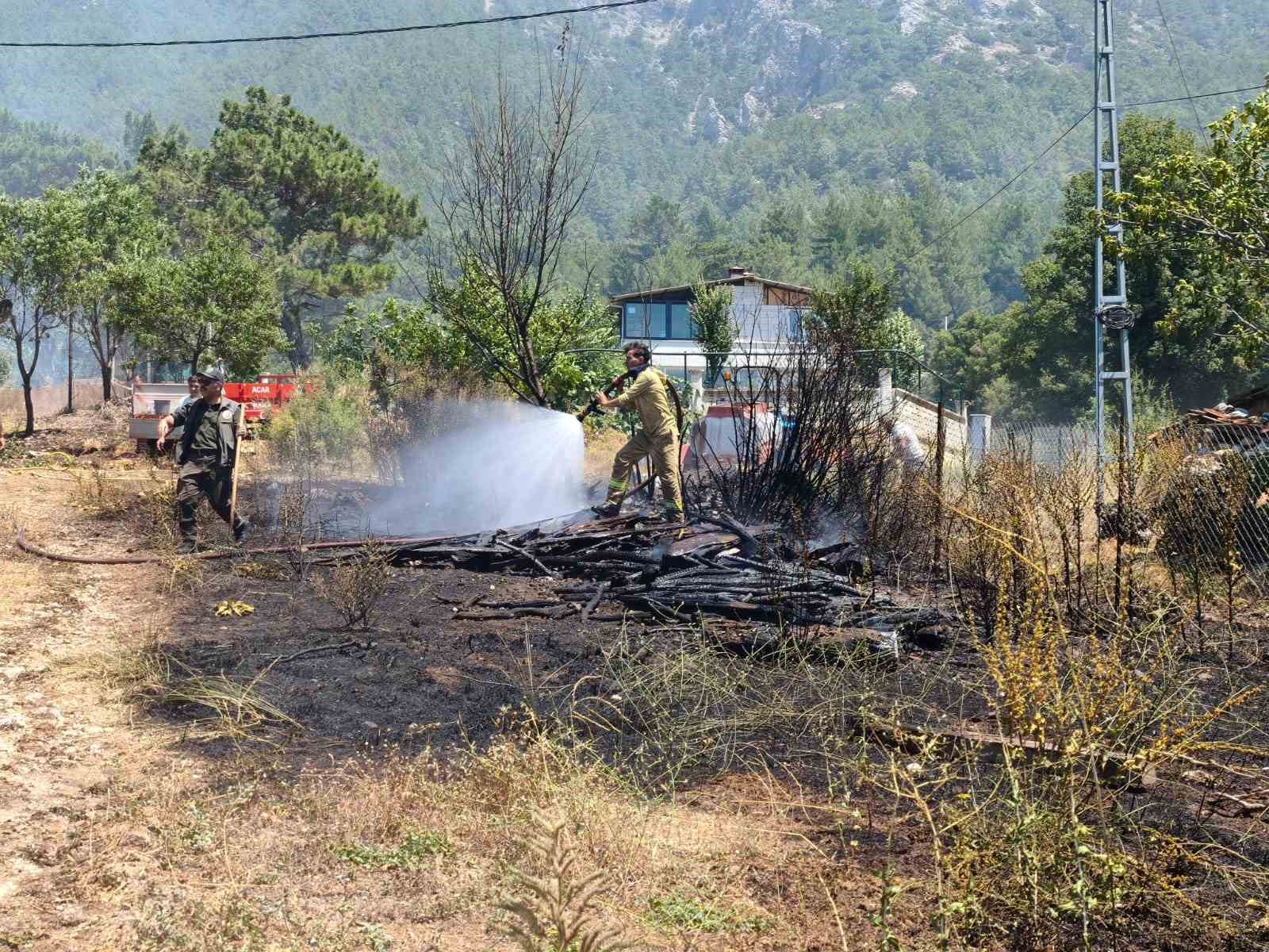 Menteşe’de kazma küreği alan yangına koştu