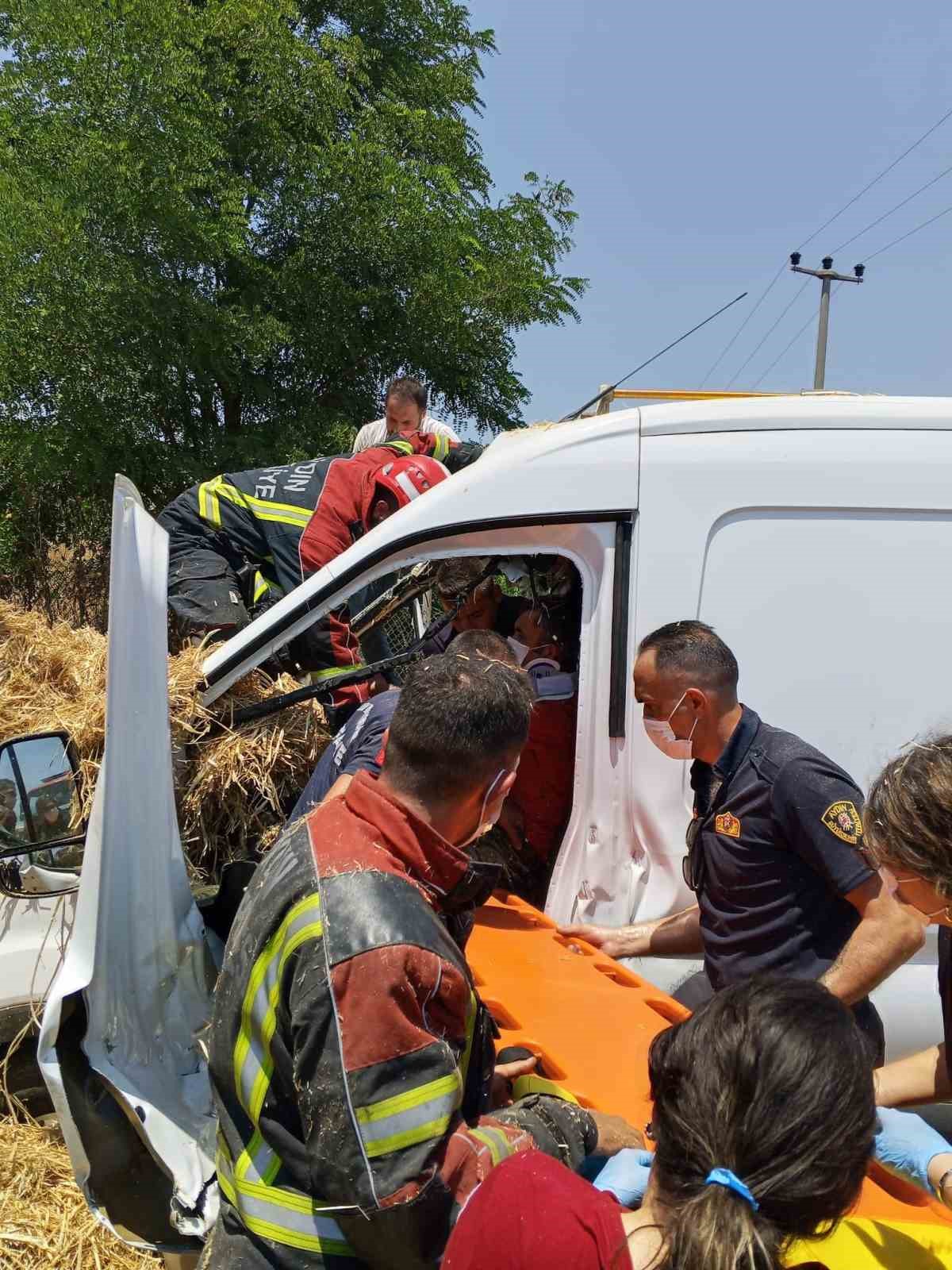 K&ouml;pr&uuml;ye takılan saman balyaları kamyonetin &uuml;zerine devrildi: 1 yaralı