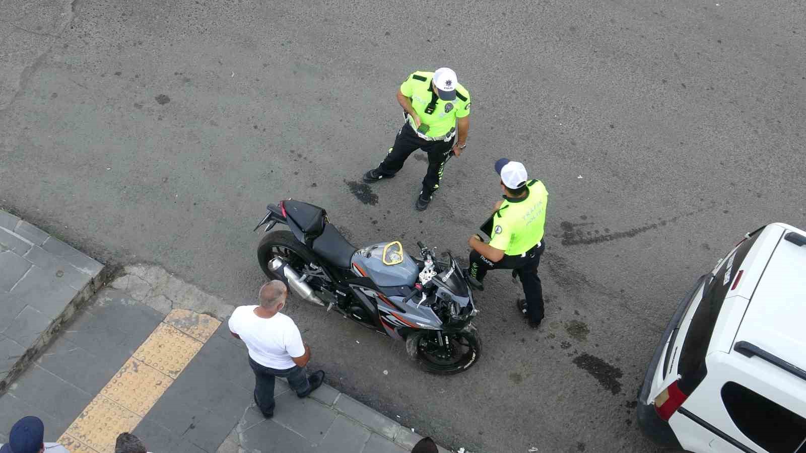 Kars&rsquo;ta ilgin&ccedil; kaza: Otomobil ile motosiklet &ccedil;arpıştı, s&uuml;r&uuml;c&uuml; motosikletini bırakıp kayboldu