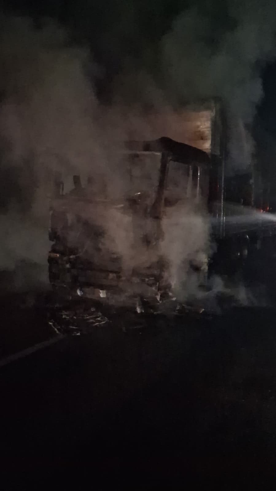 Kilis&rsquo;te nargile k&ouml;m&uuml;r&uuml; y&uuml;kl&uuml; tır alevlere teslim oldu
