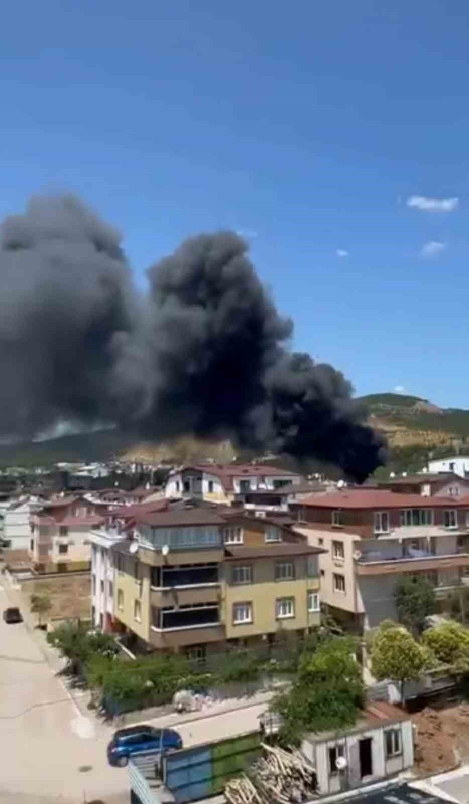 Kocaeli’de iş yerinde çıkan yangına müdahale ediliyor