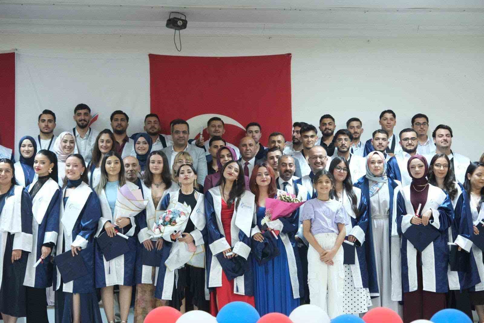 Sarıgöl MYO’da mezuniyet sevinci