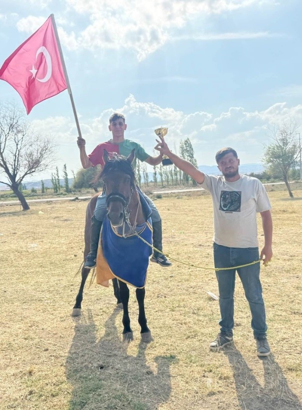 Tavşanlı&rsquo;yı temsil eden "Kuyumcu" isimli at Rahvan At Yarışlarında şampiyon oldu