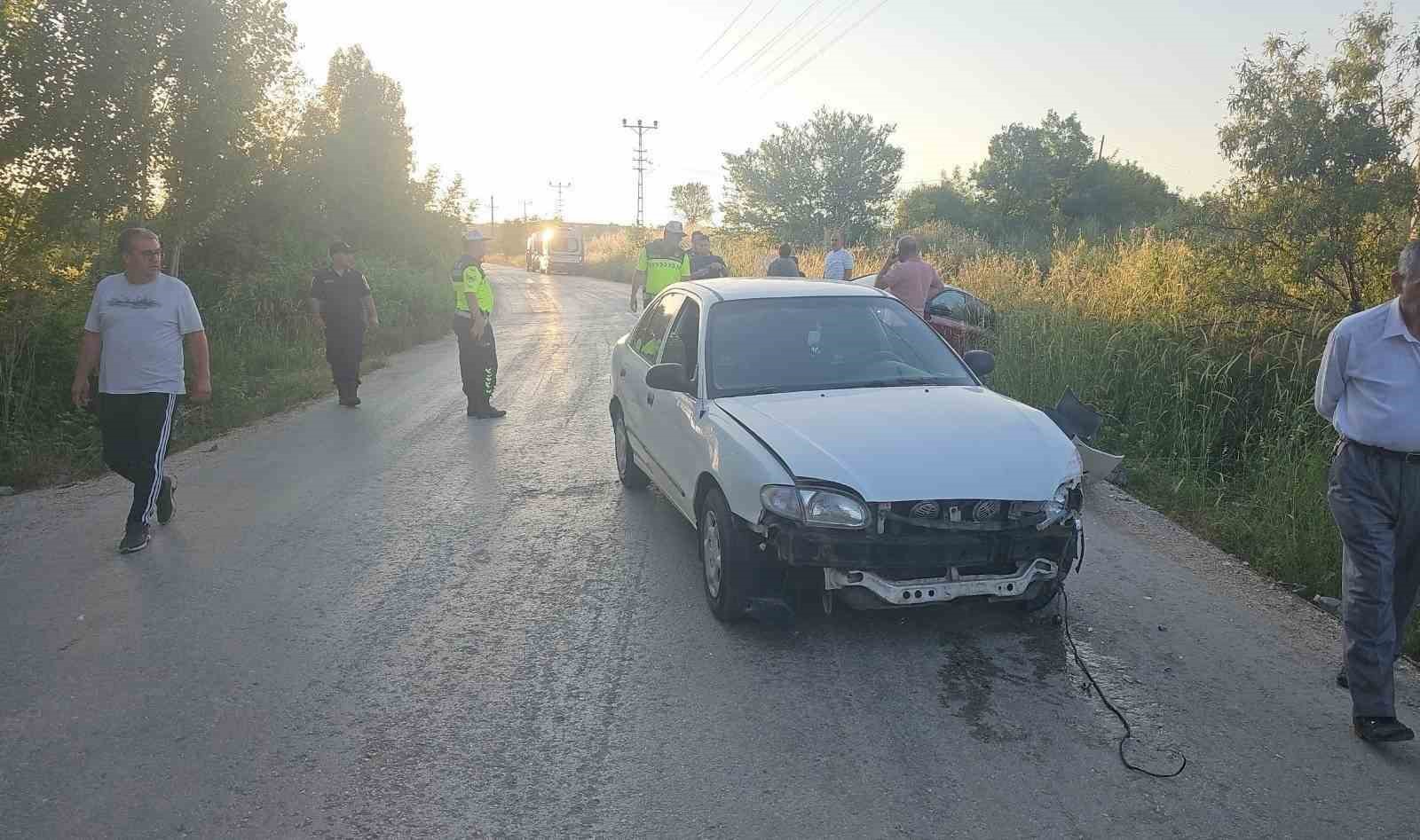 Bilecik’te 2 otomobil çarpıştı: 3 yaralı