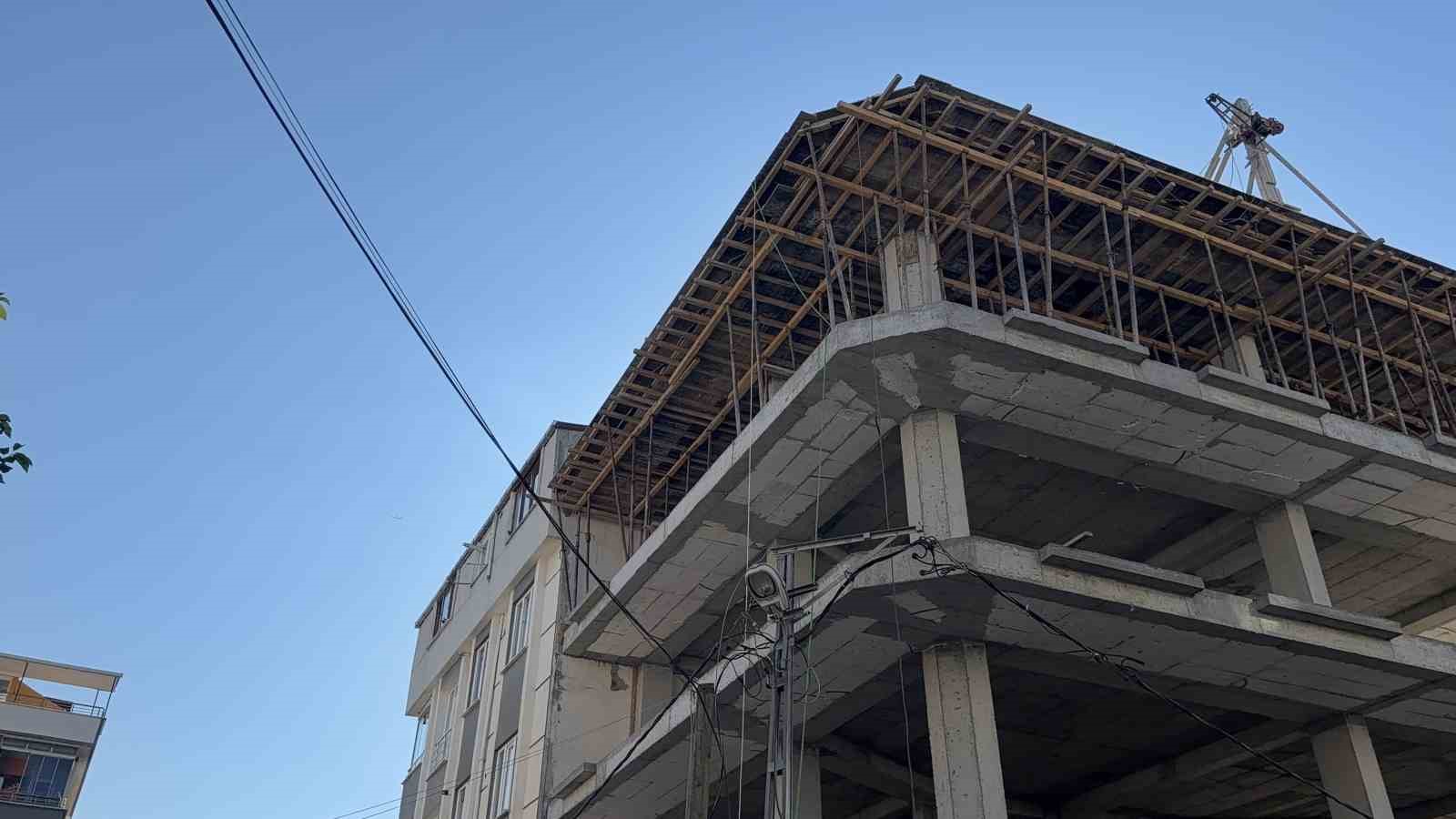 Arnavutk&ouml;y&rsquo;de inşaatta beton d&ouml;k&uuml;l&uuml;rken 6 katlı binanın duvarı patladı: Y&uuml;zlerce kilo beton bina i&ccedil;erisine doldu