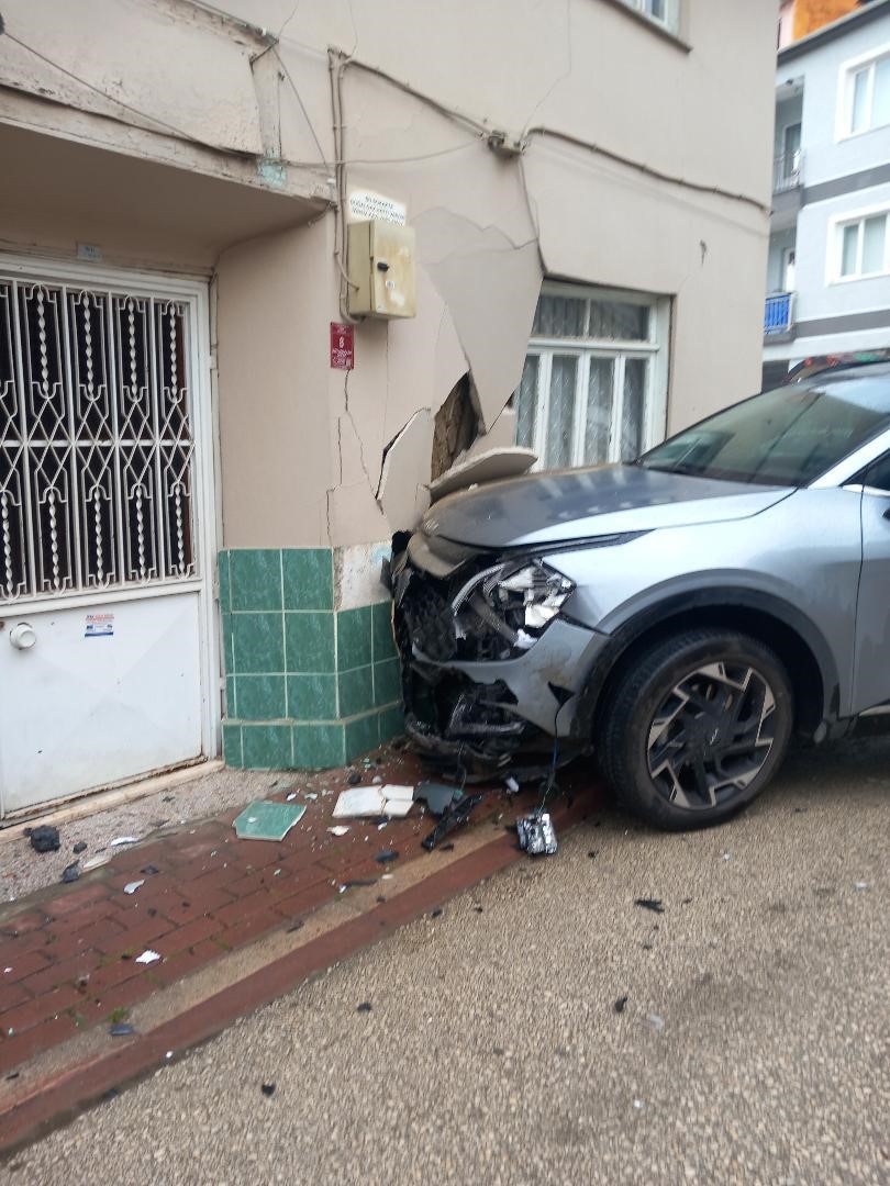 Otomobil ile &ccedil;arpışan cip eve girdi