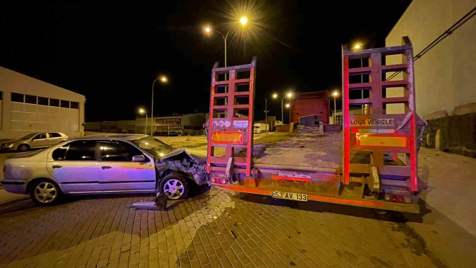 Karaman&rsquo;da otomobil dorseye &ccedil;arptı: 1 yaralı