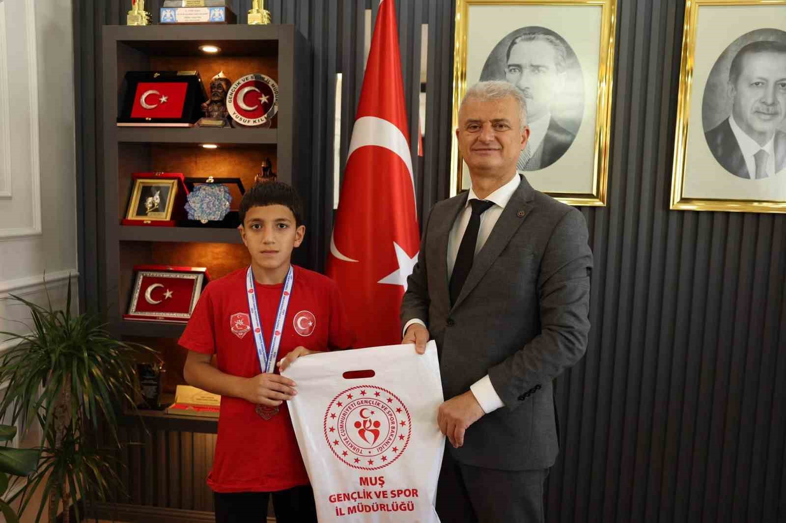 Muş’ta başarılı güreşçiler ödüllendirildi