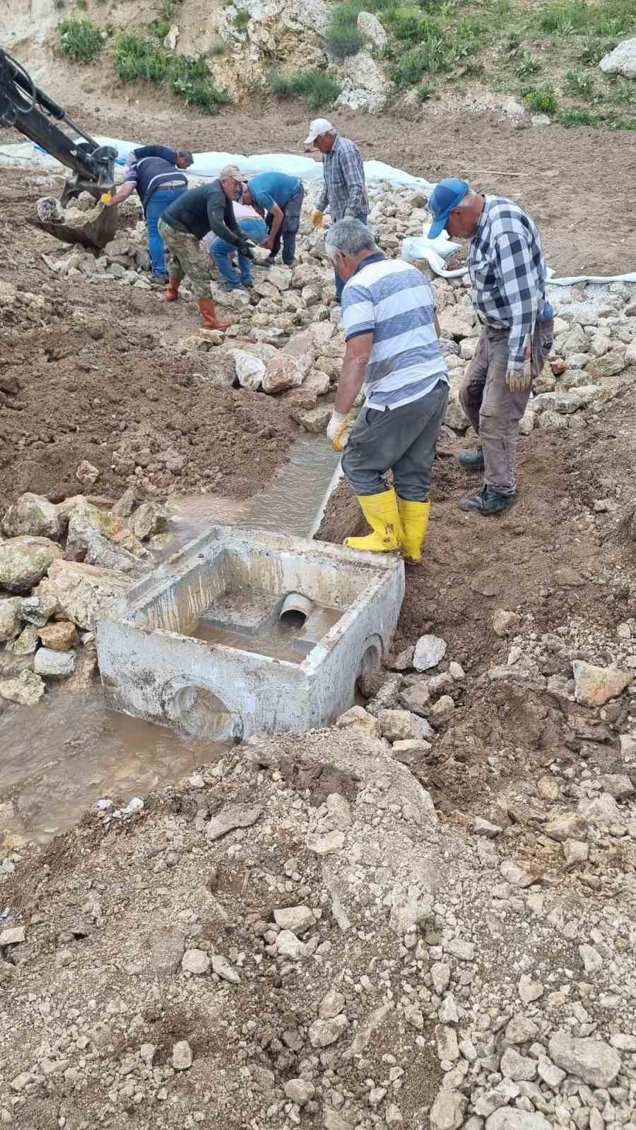 İmece usulüyle köylerinin içme suyu hattını yenilediler