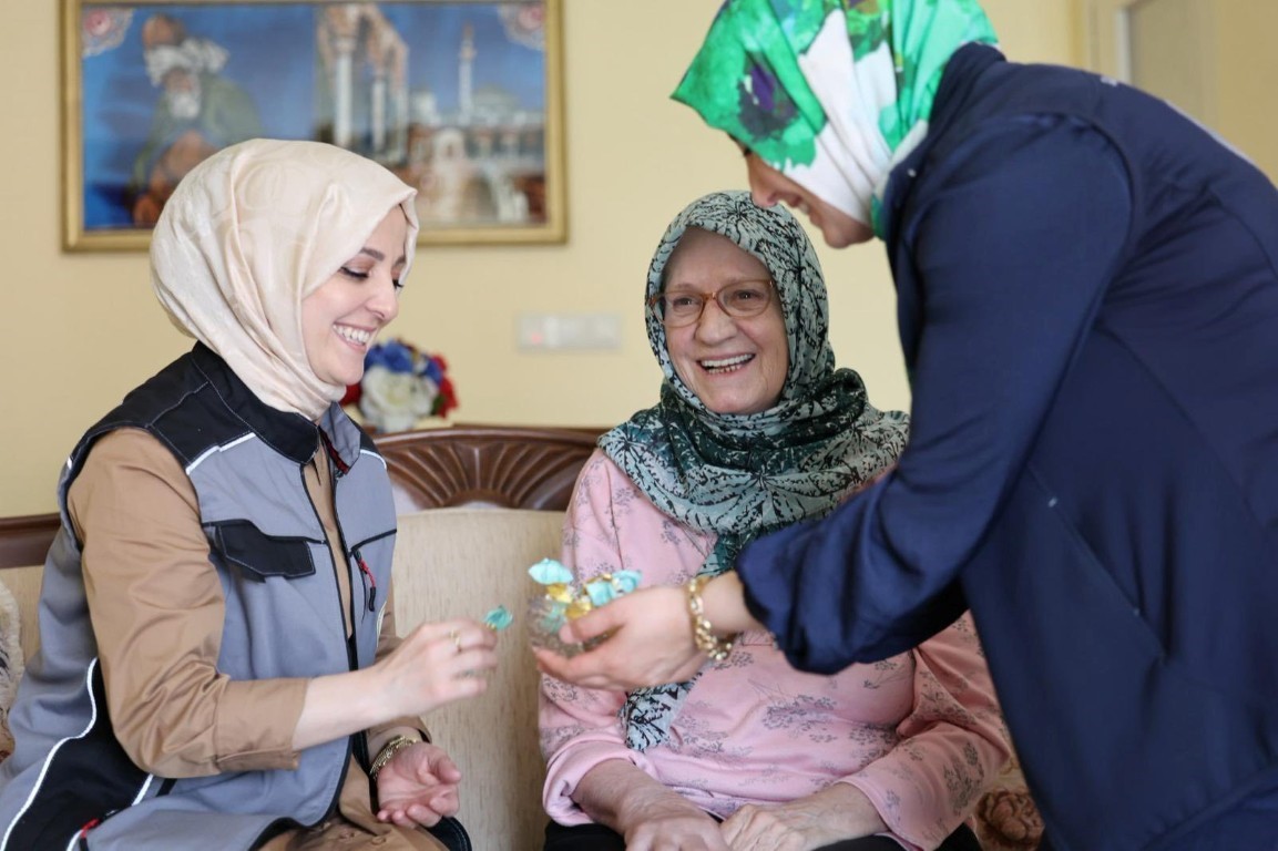 "Alo Evlat" ekipleri bayramda yaşlıları yalnız bırakmadı