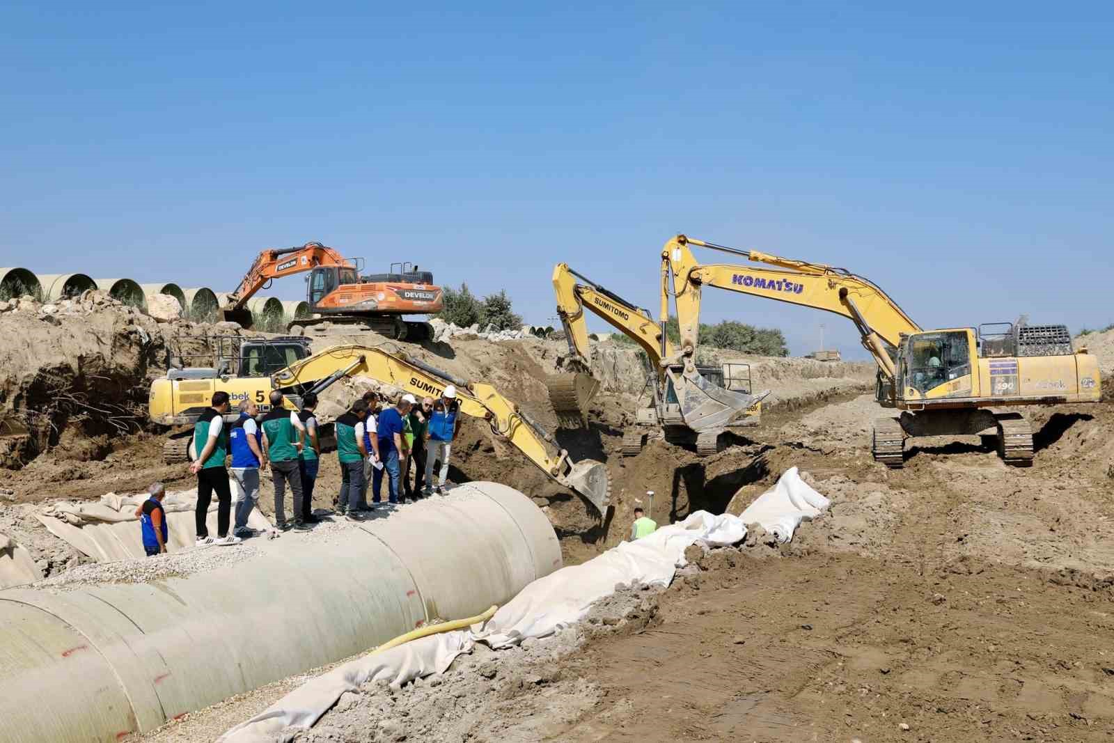 Proje tamamlandığında su kaybı en aza inecek, dev boruların montajı yapılıyor