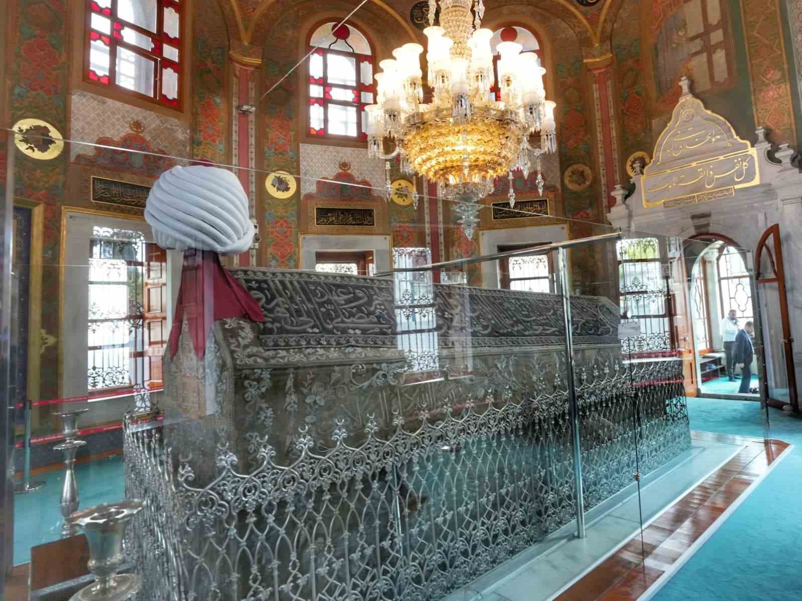 Bakan Ersoy’dan Fatih Külliyesi Haziresi’ne anlamlı ziyaret
