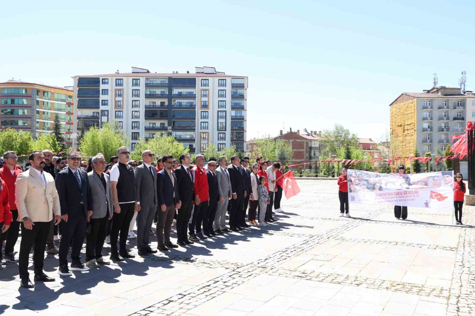 Elazığ’da 19 Mayıs kutlamaları çelenk sunma ile başladı