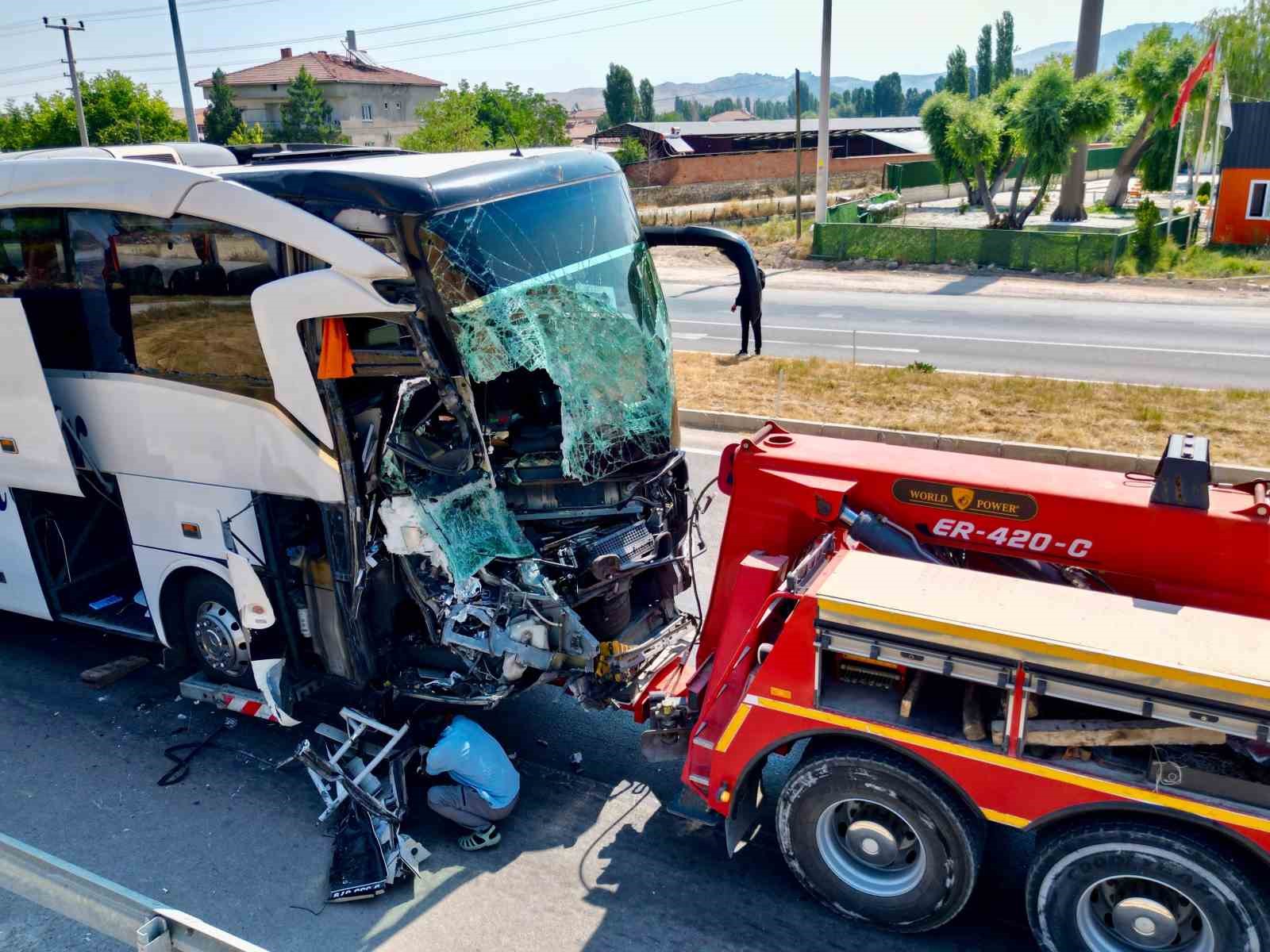 Yolcu otobüsünün çarptığı kamyonet sürücüsü hayatını kaybetti, 15 kişi de yaralandı