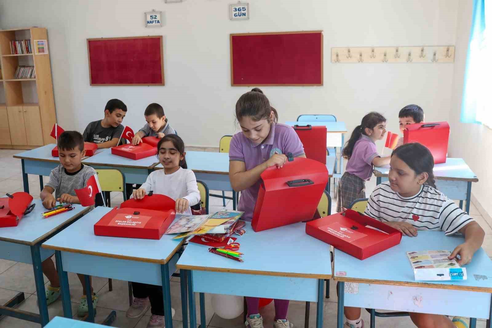 Başkan Yetişkin’den minik öğrencilere ilk gün sürprizi