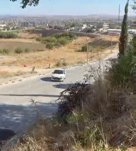 El freni &ccedil;ekilmeyen otomobil şarampole yuvarlandı