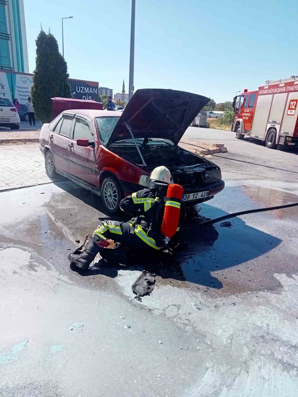 Park halindeki otomobilde &ccedil;ıkan yangını itfaiye s&ouml;nd&uuml;rd&uuml;