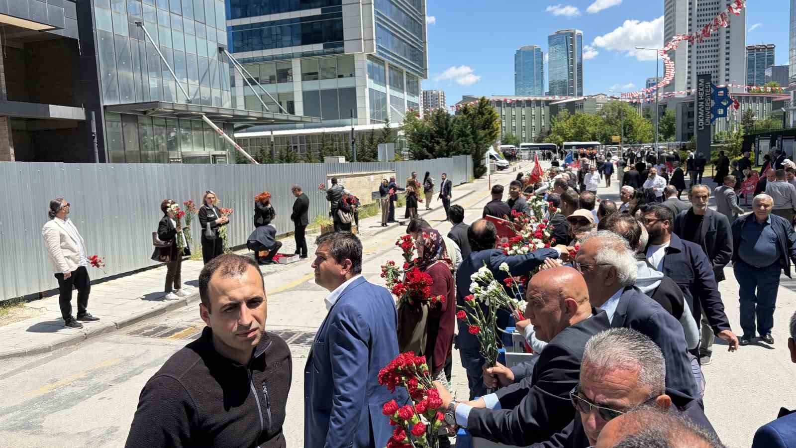 CHP Genel Başkanı Kılı&ccedil;daroğlu, Genel Merkez&rsquo;de &ccedil;i&ccedil;eklerle karşılandı