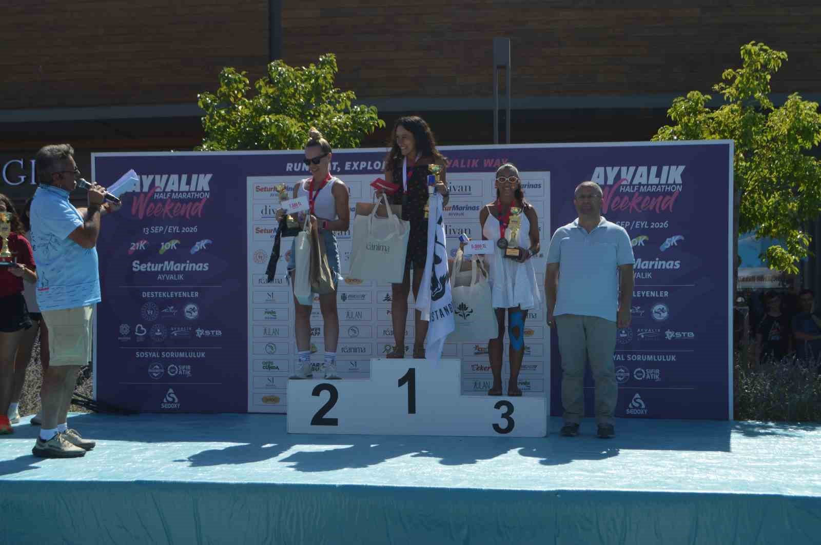 Ayvalık&rsquo;ta yarı maratonun şampiyonları &ouml;d&uuml;llerini aldı