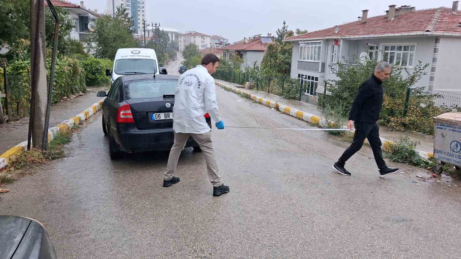 Otomobilinden indikten sonra yere d&uuml;şen şahıs hayatını kaybetti