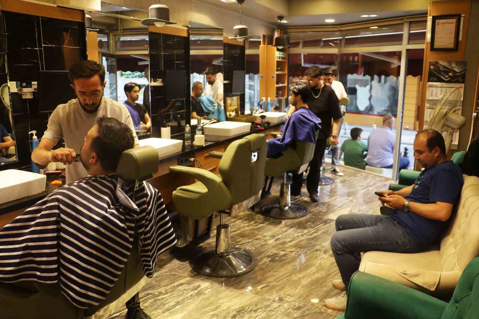 Erkek kuaförü, 25 yıldır devam eden hijyen kuralları ile dikkat çekiyor