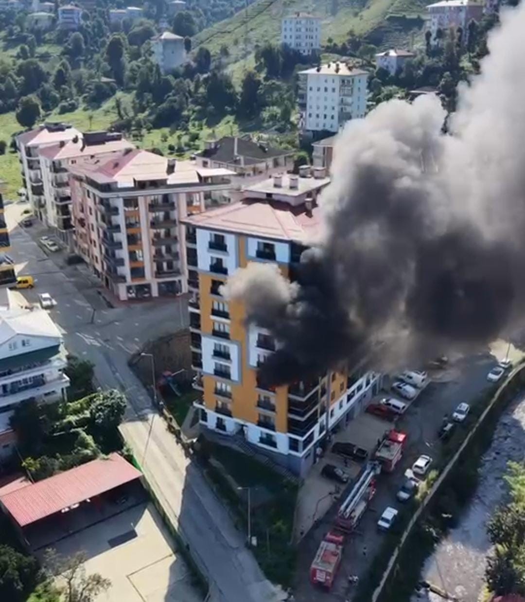Rize’de 10 katlı apartmanın 4. katında çıkan yangın korkuttu
