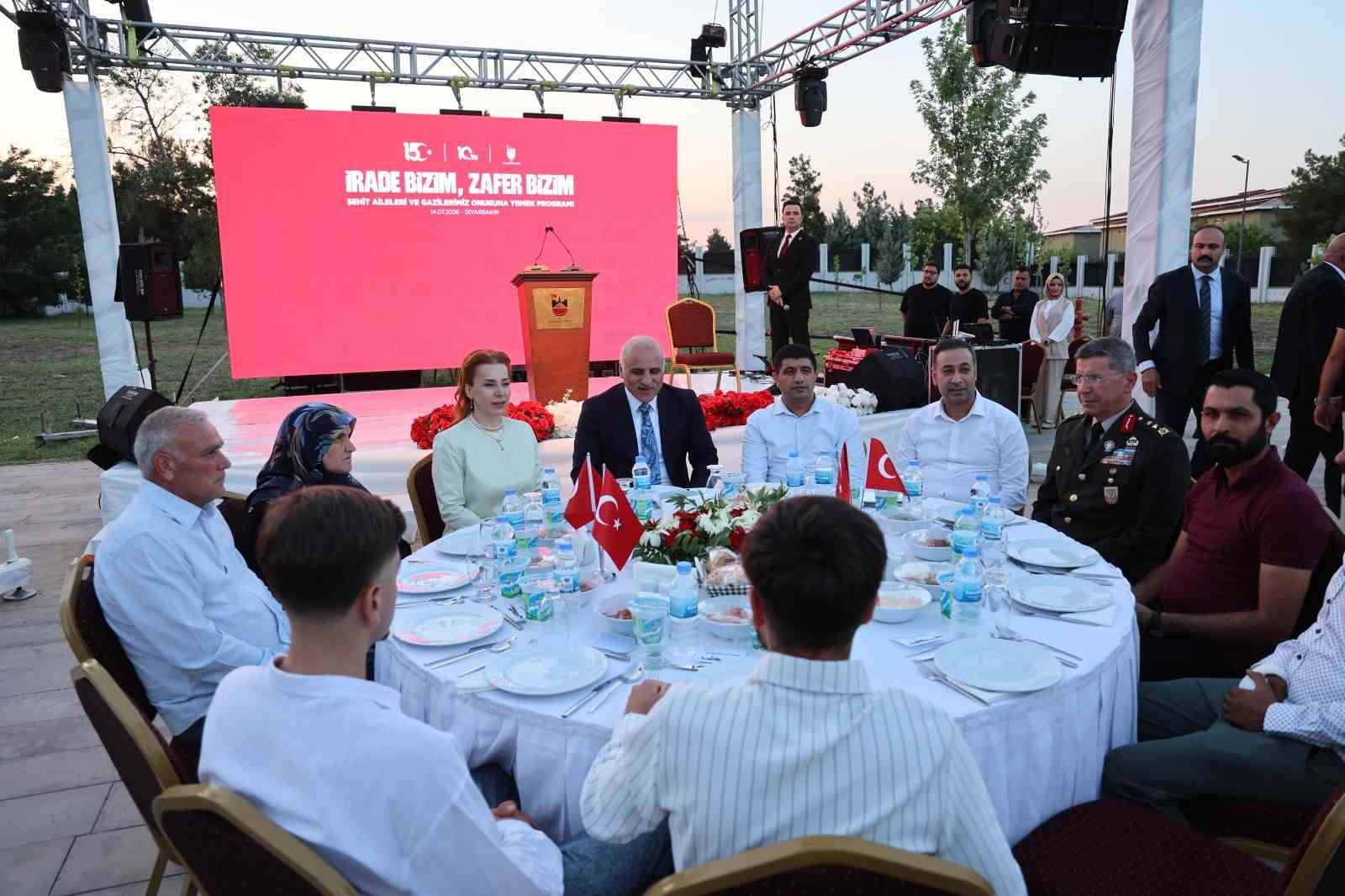 Diyarbakır&rsquo;da 15 Temmuz&rsquo;un 10. yıld&ouml;n&uuml;m&uuml;nde şehit aileleri ve gaziler yemekte bir araya geldi