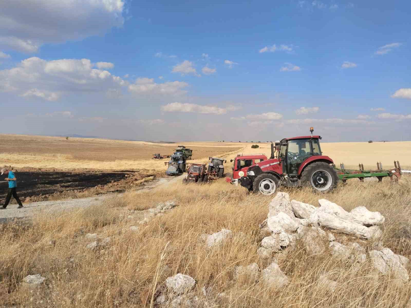 Biçerdöverden çıkan ekin yangını büyümeden söndürüldü