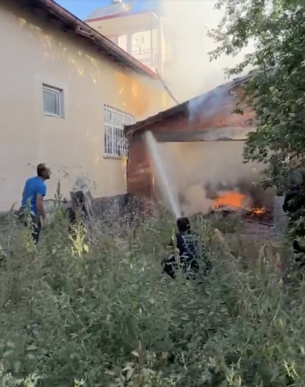 Ardiyede çıkan yangın evi küle çeviriyordu