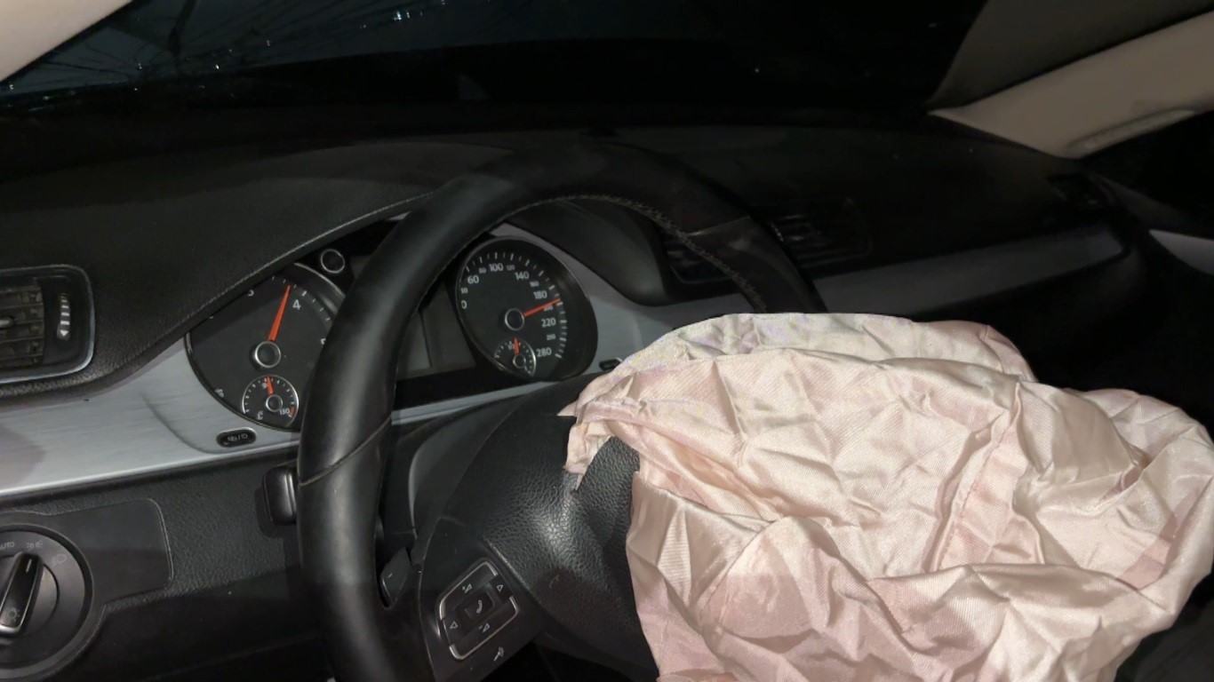 Aşırı süratle 2 aracı hurdaya çeviren sürücü, otostop çekip kaçtı