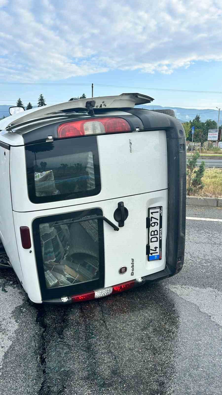 Bolu&rsquo;da kontrolden &ccedil;ıkan hafif ticari ara&ccedil; devrildi: Sıkışan s&uuml;r&uuml;c&uuml;y&uuml; itfaiye kurtardı