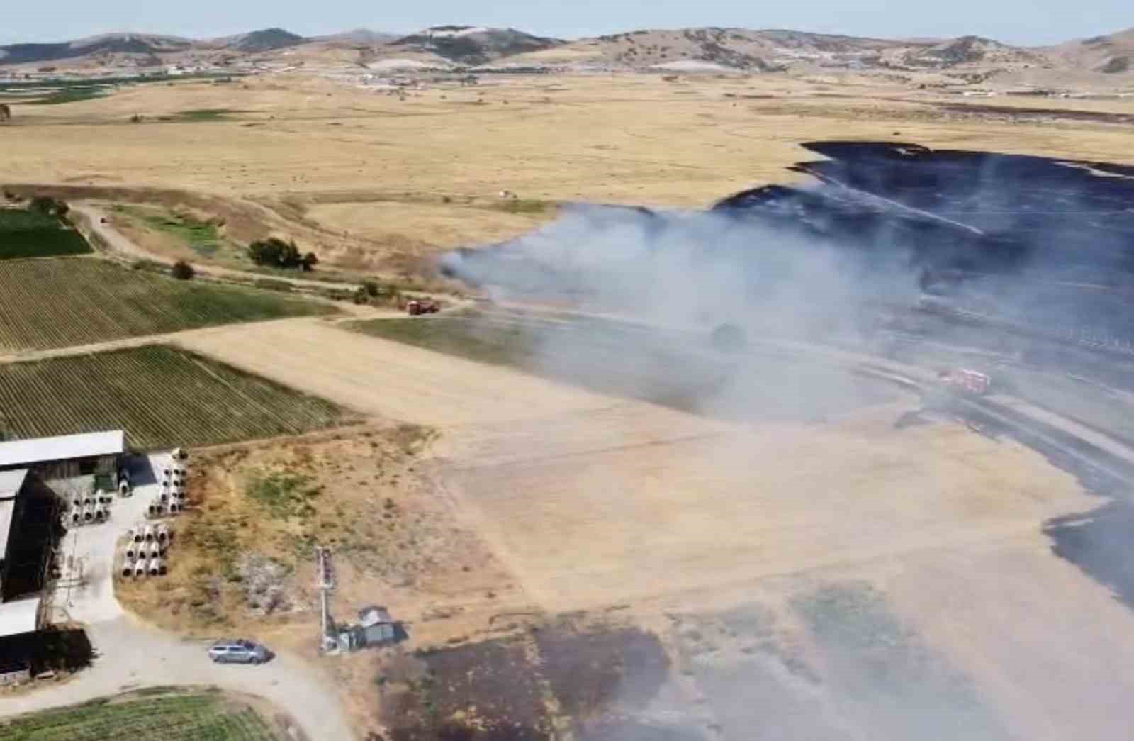 Arazi yangını etrafı küle çevirdi