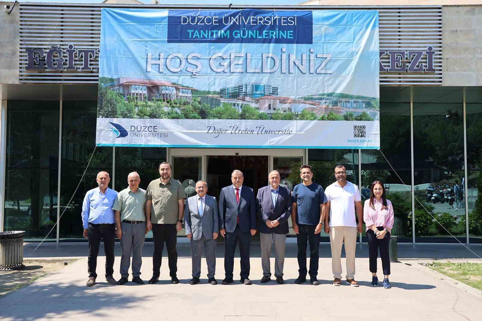 &Ouml;ğrencilere yol g&ouml;stermeye devam ediyor