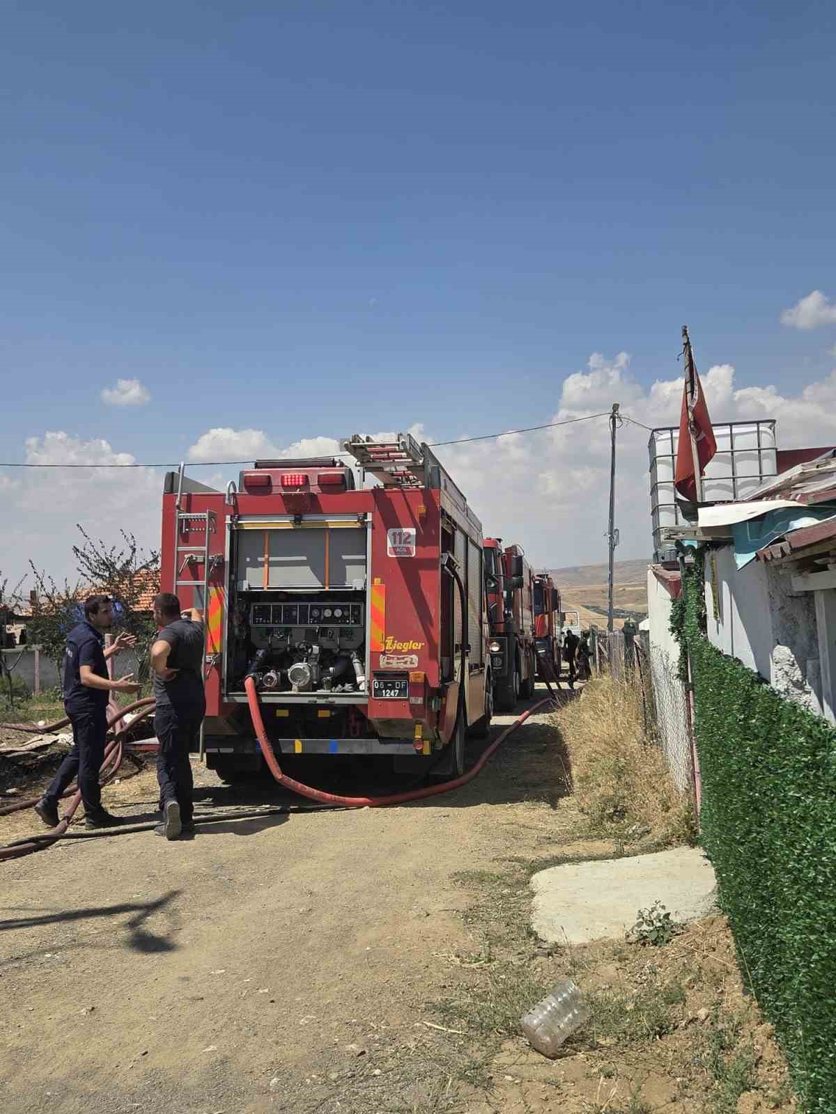 Ankara’da 3 ev alevlere teslim oldu