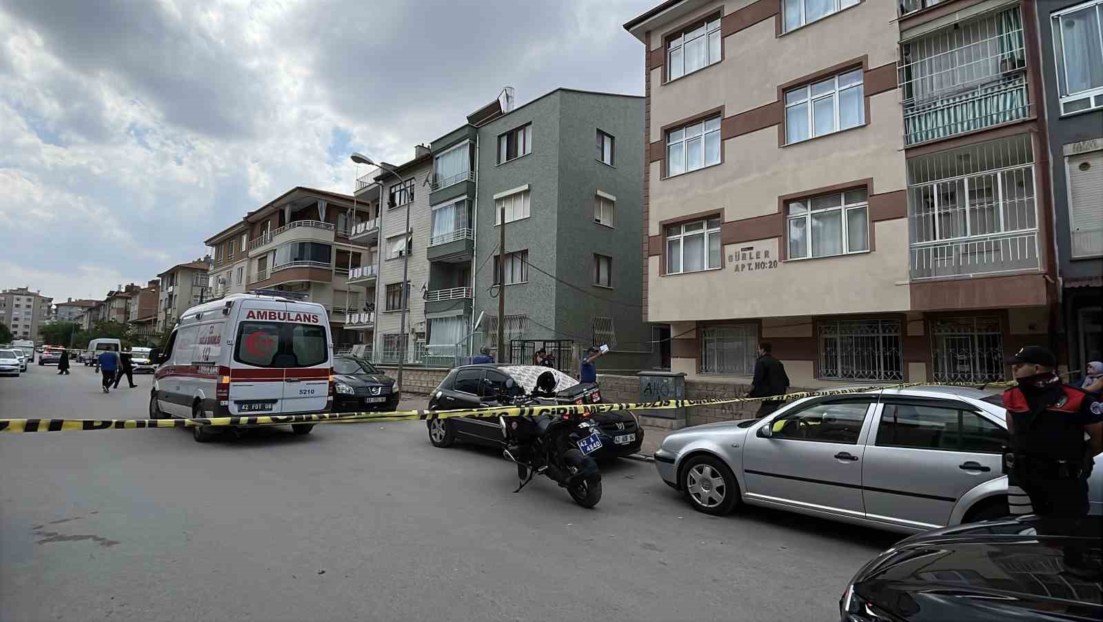 Üvey annesi ile kız kardeşinin boğazını keserek öldürdü