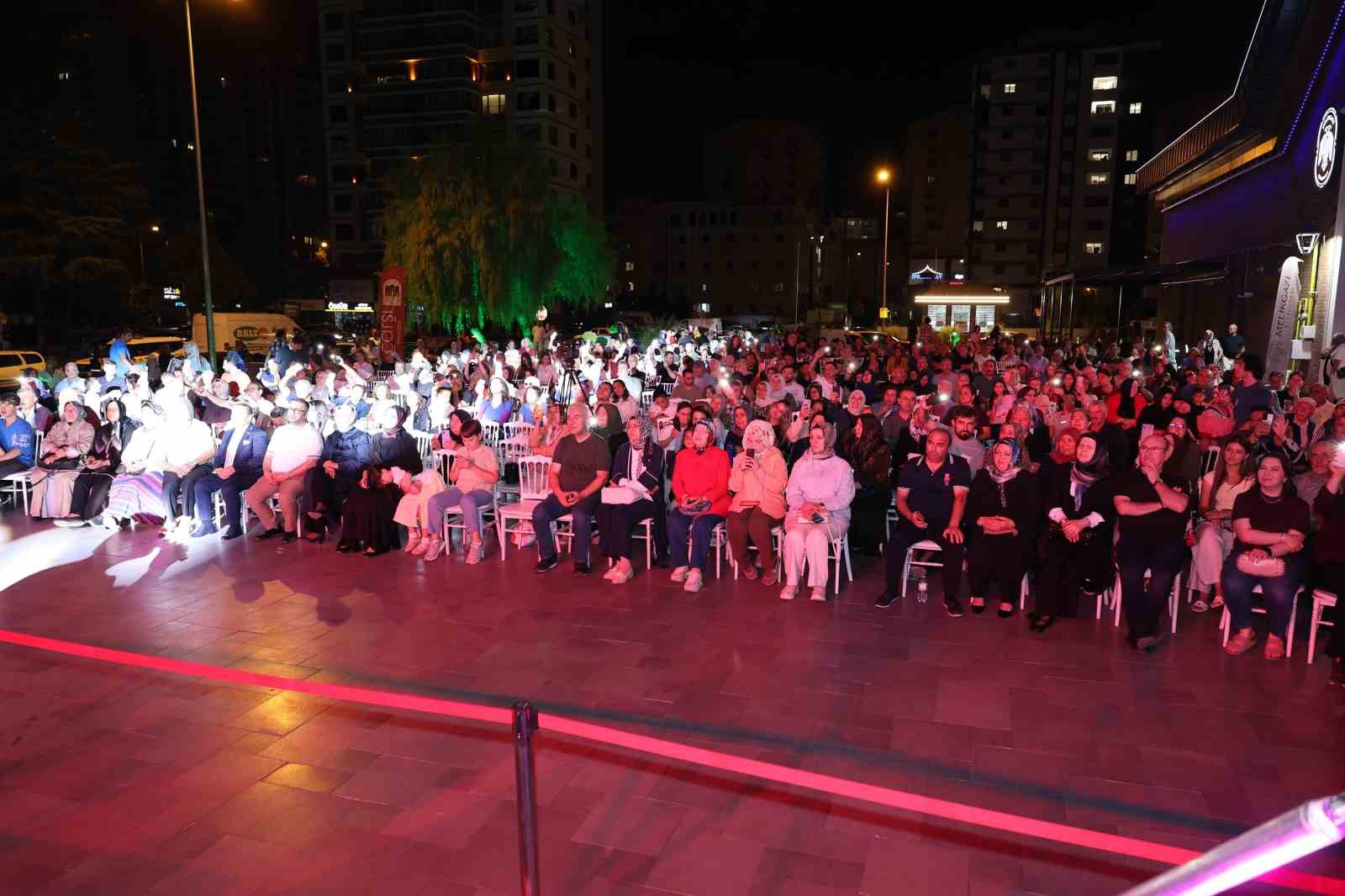 Çarşı Melikgazi’de nostaljik şarkılar gönülleri fethetti