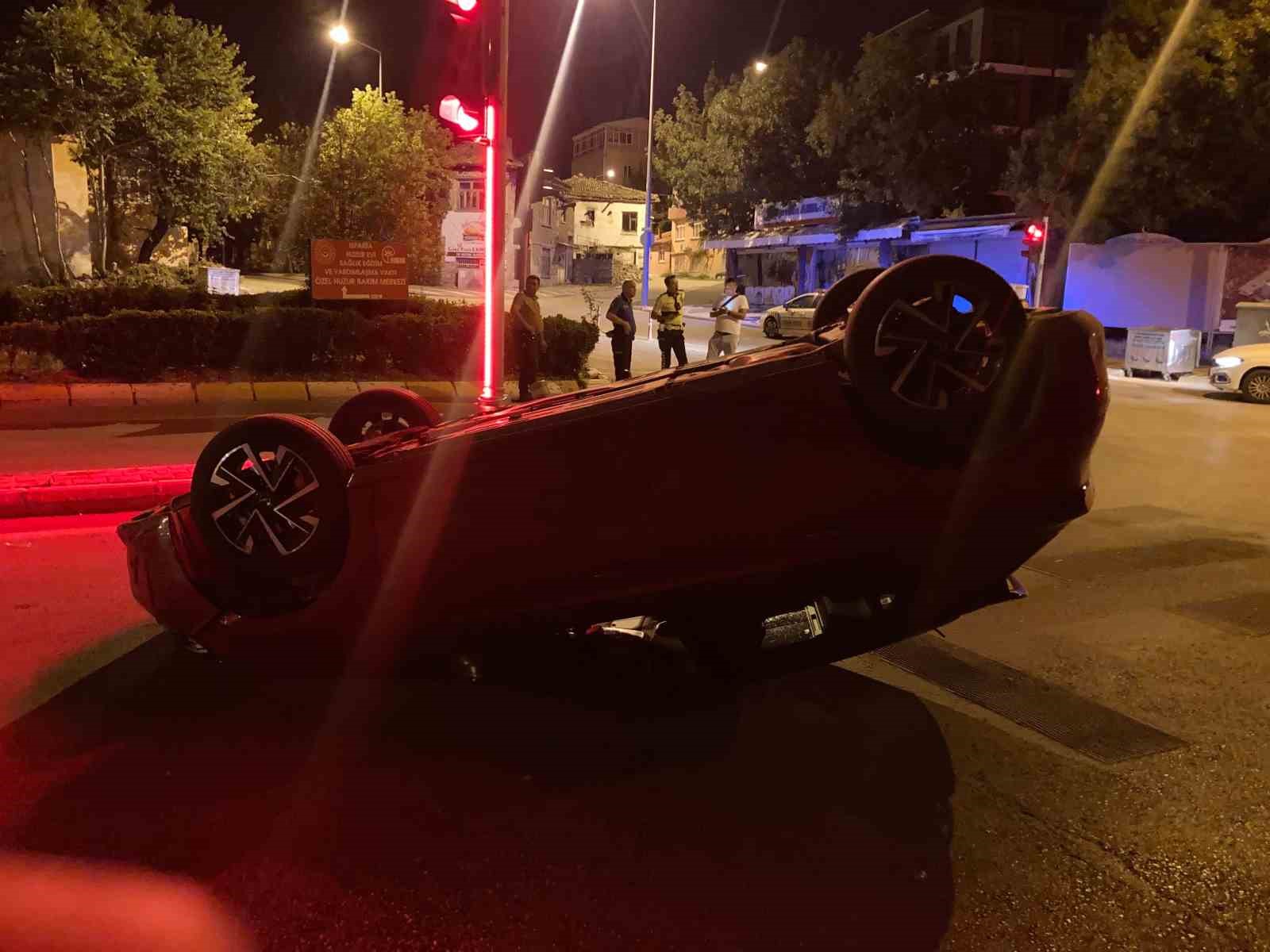 Isparta’da refüje çarpan otomobil ters döndü, sürücü hafif yaralandı