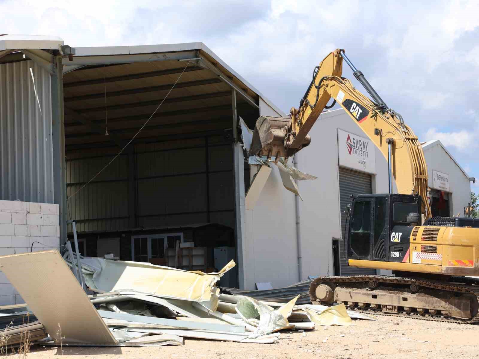 Nil&uuml;fer&rsquo;de toplam 3 bin 300 metrekarelik 3 ka&ccedil;ak yapı yıkıldı