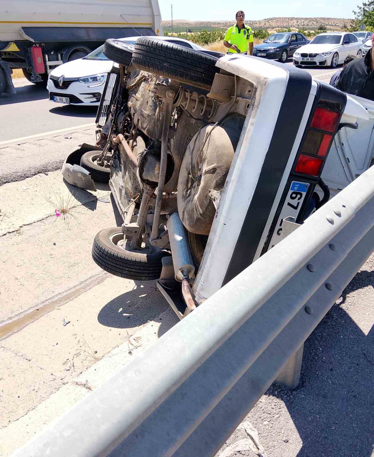 Ters d&ouml;nen otomobildeki 8 aylık bebek hayatını kaybetti