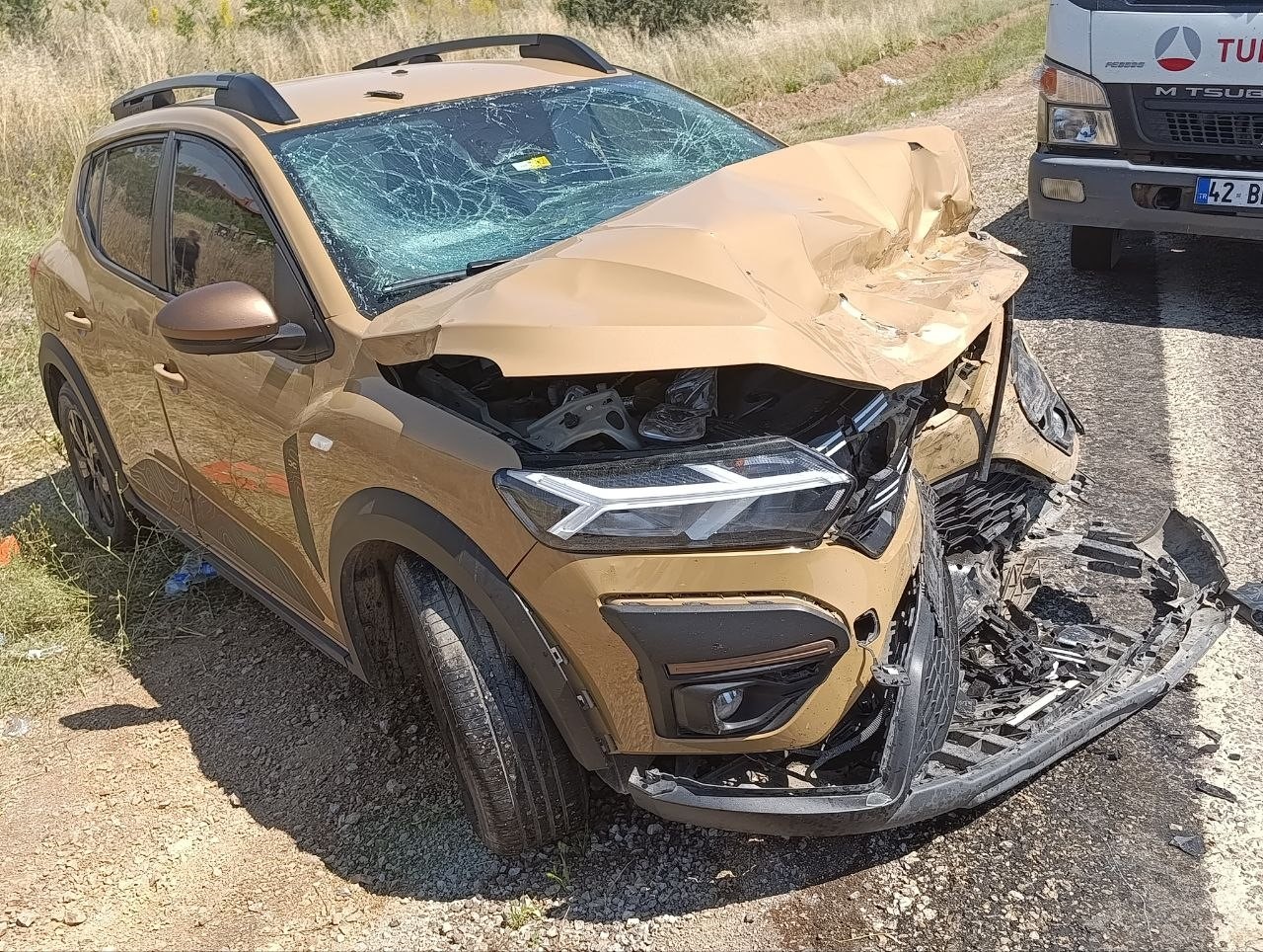 SUV ara&ccedil;lar kafa kafaya &ccedil;arpıştı: 9 yaralı