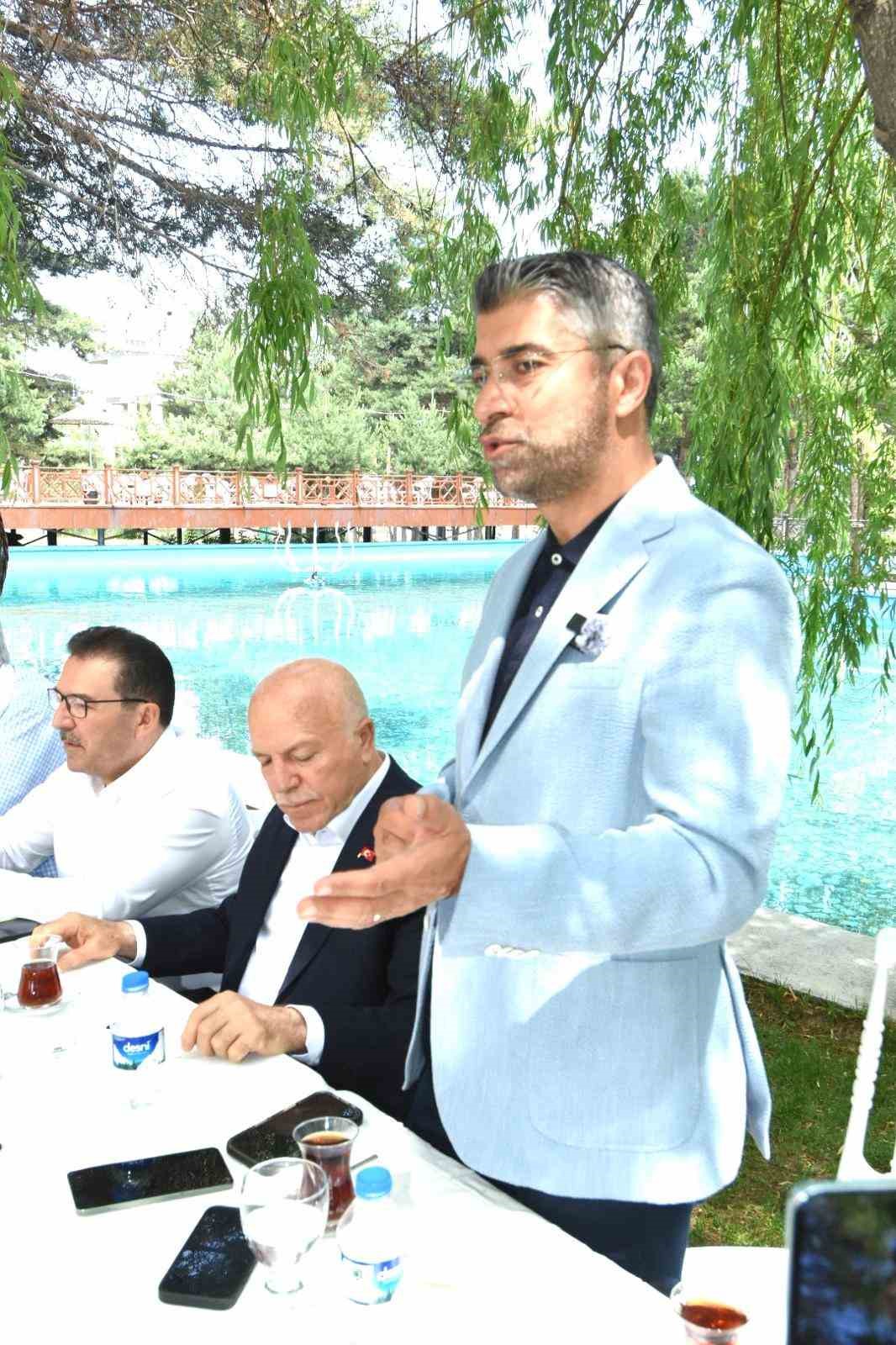 AK Parti Erzurum teşkilatı hizmetleri değerlendirdi
