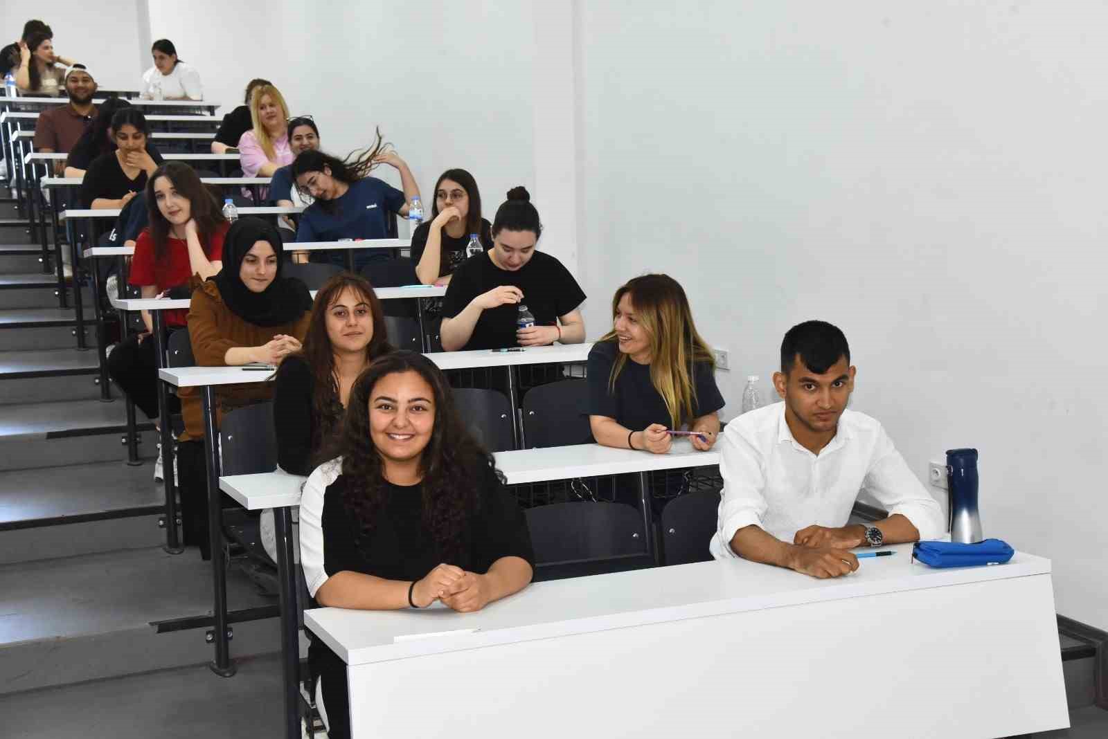 Menemen&rsquo;de YKS &ouml;ncesi prova &uuml;niversite amfisinde