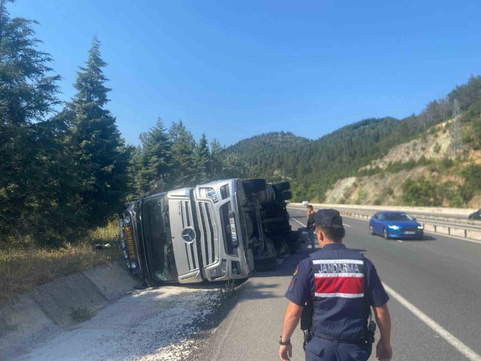 Bilecik’te kontrolden çıkan tır yan yattı