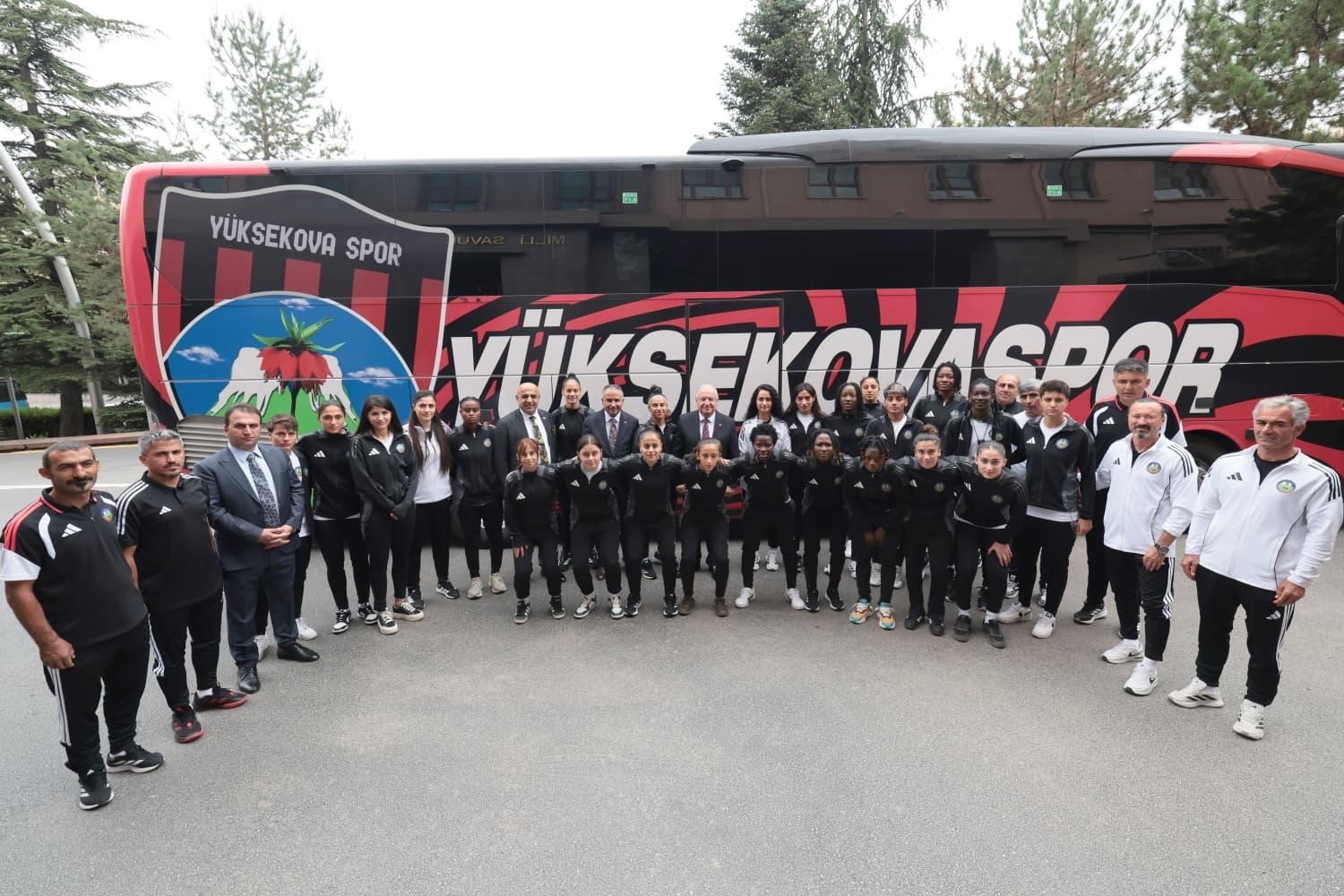 Yüksekova Spor Kadın Futbol Takımı’ndan Bakan Güler’e ziyaret