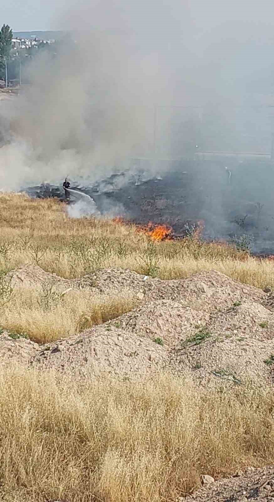 YHT hattına metreler kala &ccedil;ıkan yangın kontrol altına alındı